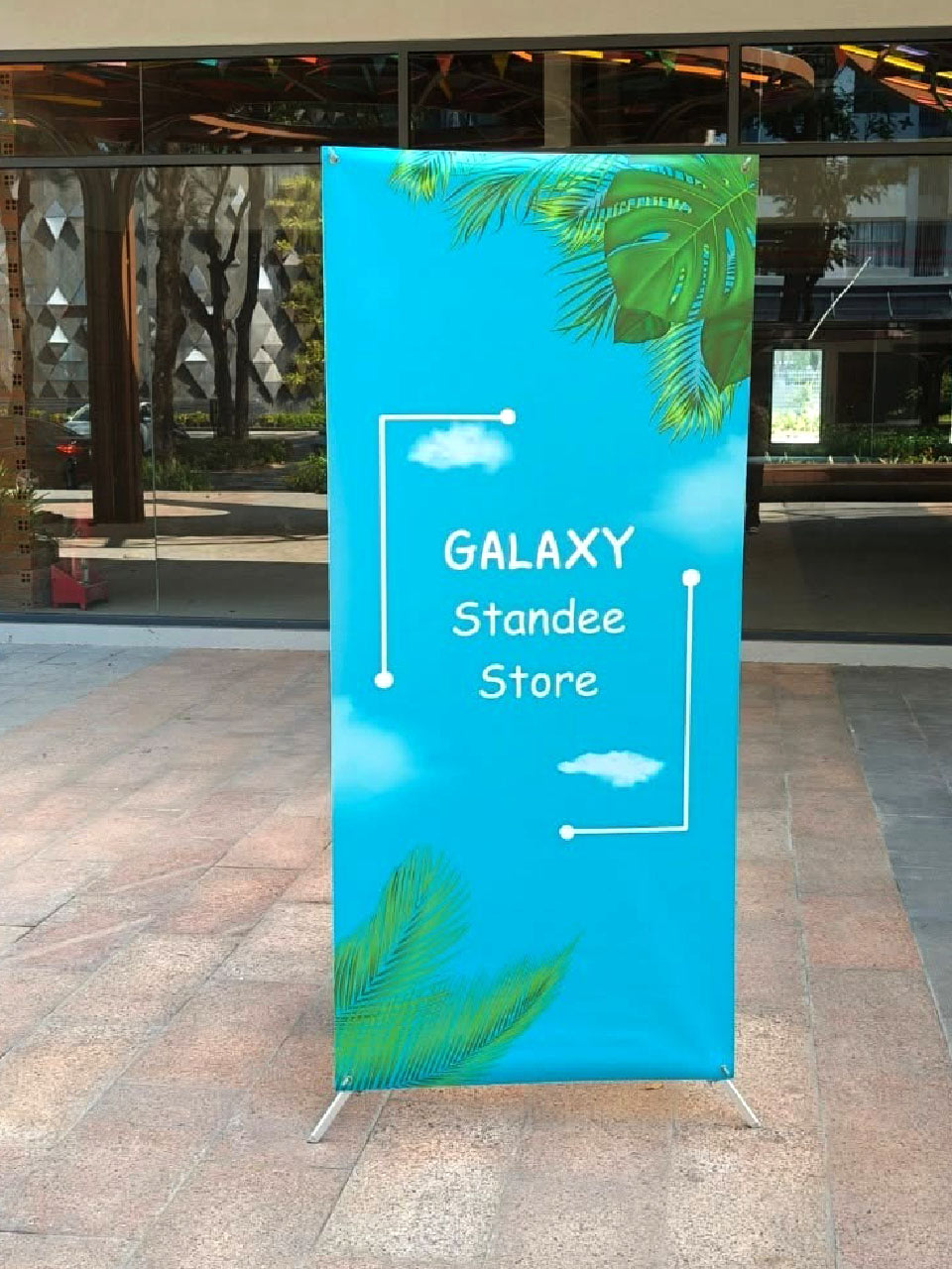 In standee quảng cáo – In đẹp, dựng nhanh Standee Chu X 1 Mat Gon Nhe Cho Su Kien01