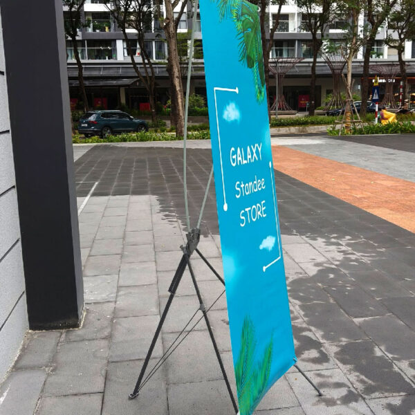 In standee quảng cáo – In đẹp, dựng nhanh Standee Chu X 1 Mat Gon Nhe Cho Su Kien02
