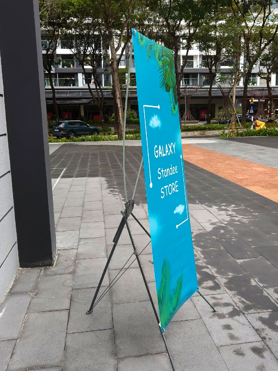 In standee quảng cáo – In đẹp, dựng nhanh Standee Chu X 1 Mat Gon Nhe Cho Su Kien02