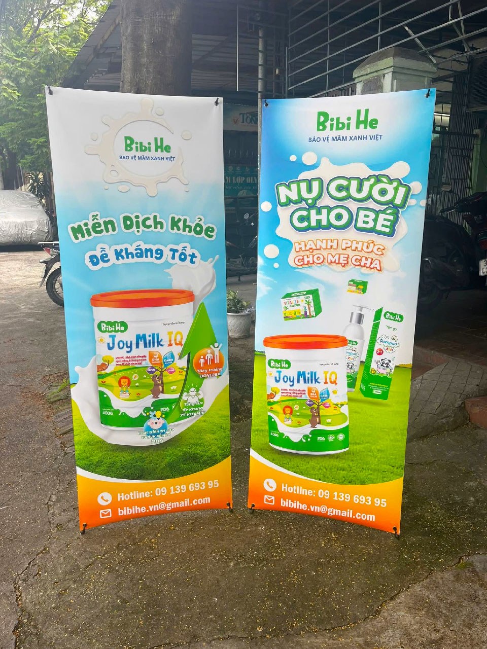 In standee quảng cáo – In đẹp, dựng nhanh Standee Chu X 1 Mat Gon Nhe Cho Su Kien05