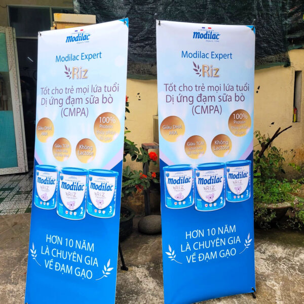 In standee quảng cáo – In đẹp, dựng nhanh Standee Chu X 1 Mat Gon Nhe Cho Su Kien09