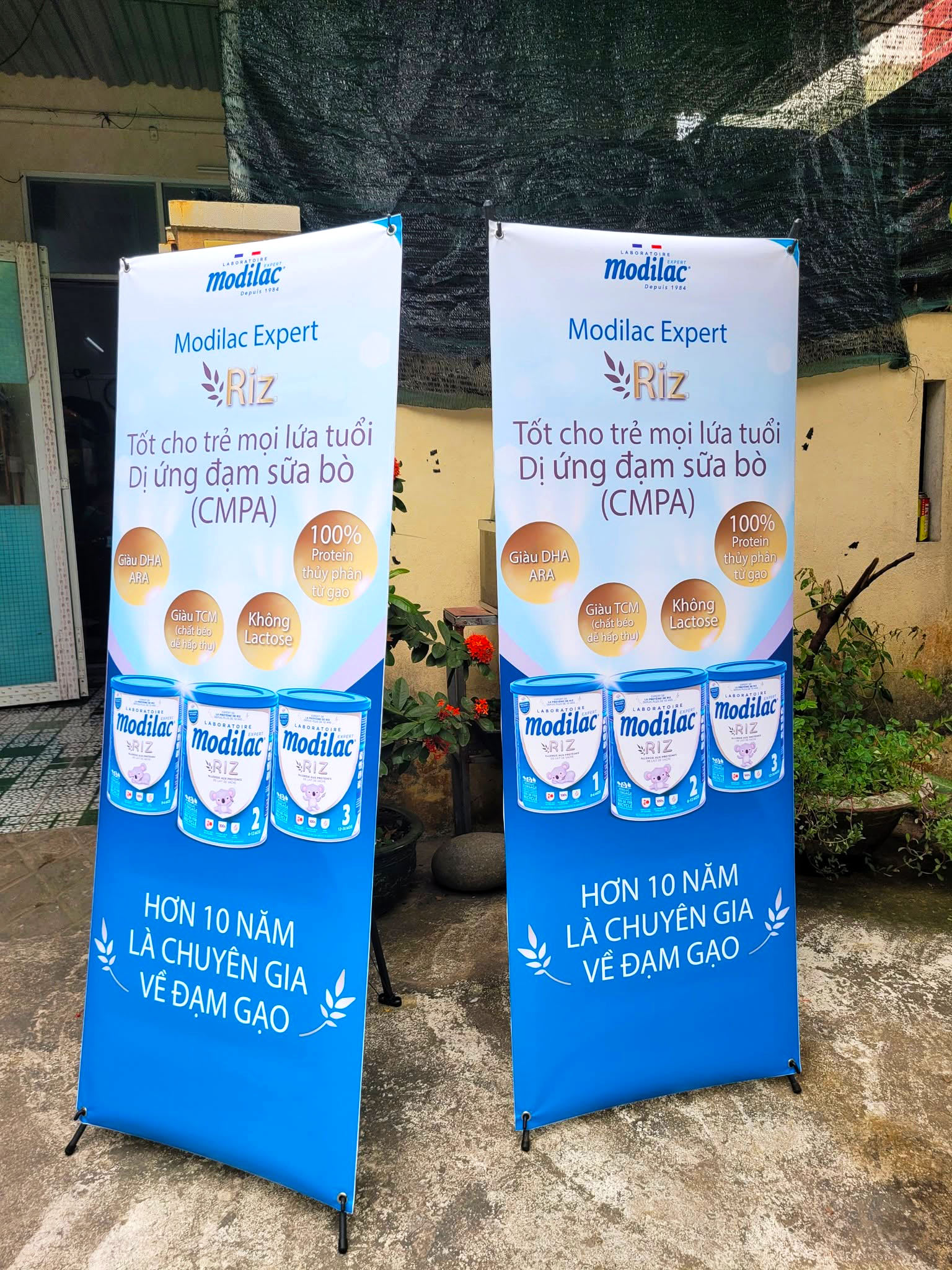 In standee quảng cáo – In đẹp, dựng nhanh Standee Chu X 1 Mat Gon Nhe Cho Su Kien09