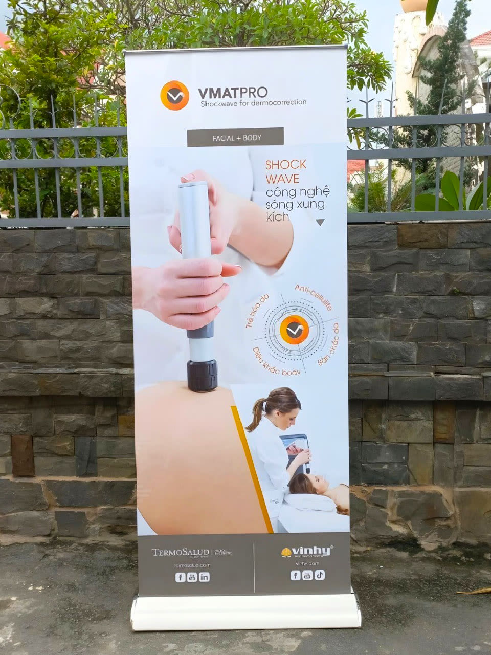 In standee quảng cáo – In đẹp, dựng nhanh Standee Cuon Hao Hoa 1 Mat5