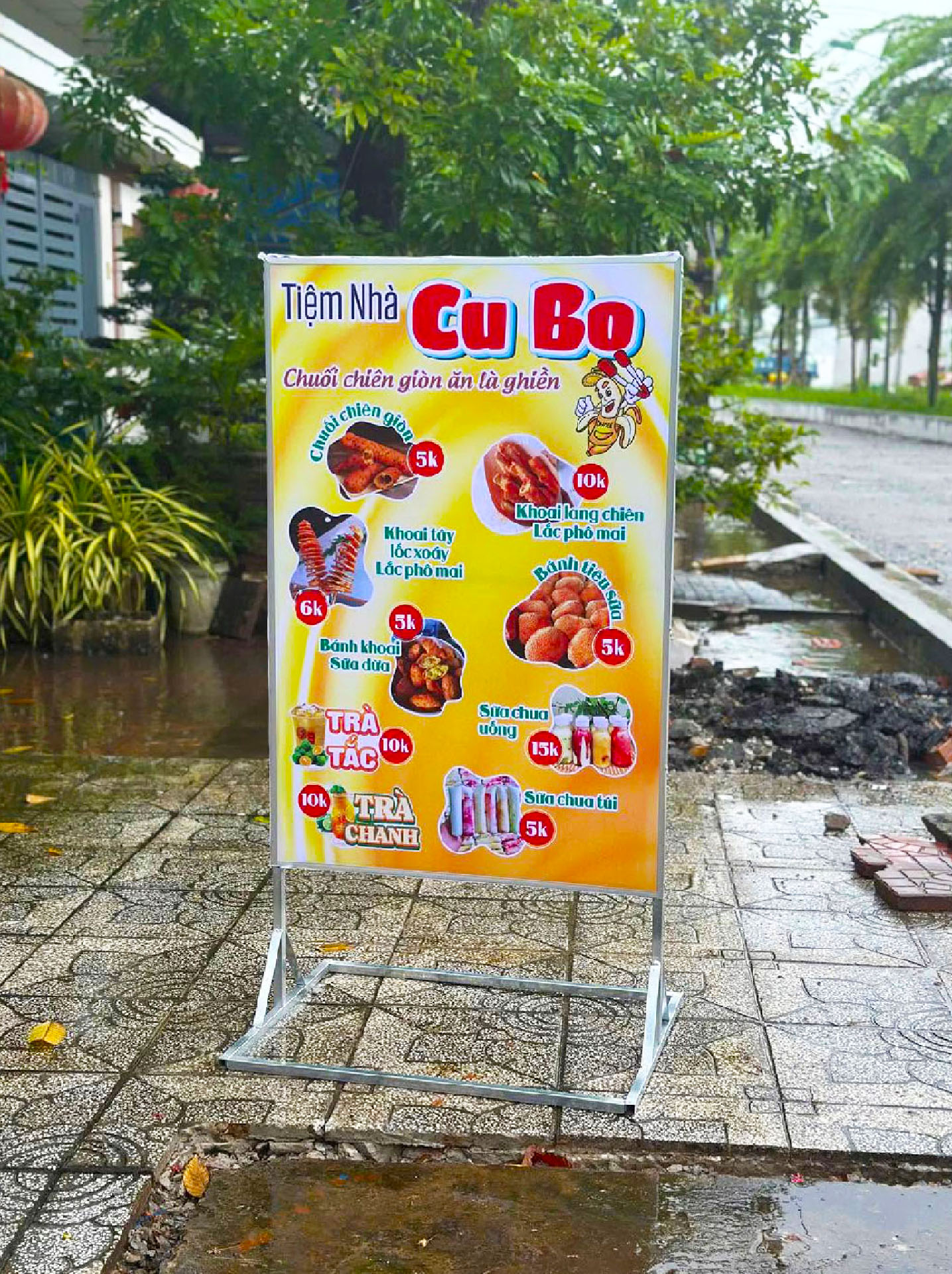 In standee quảng cáo – In đẹp, dựng nhanh Standee Khung Sat Dung 2 Mat Decal Can