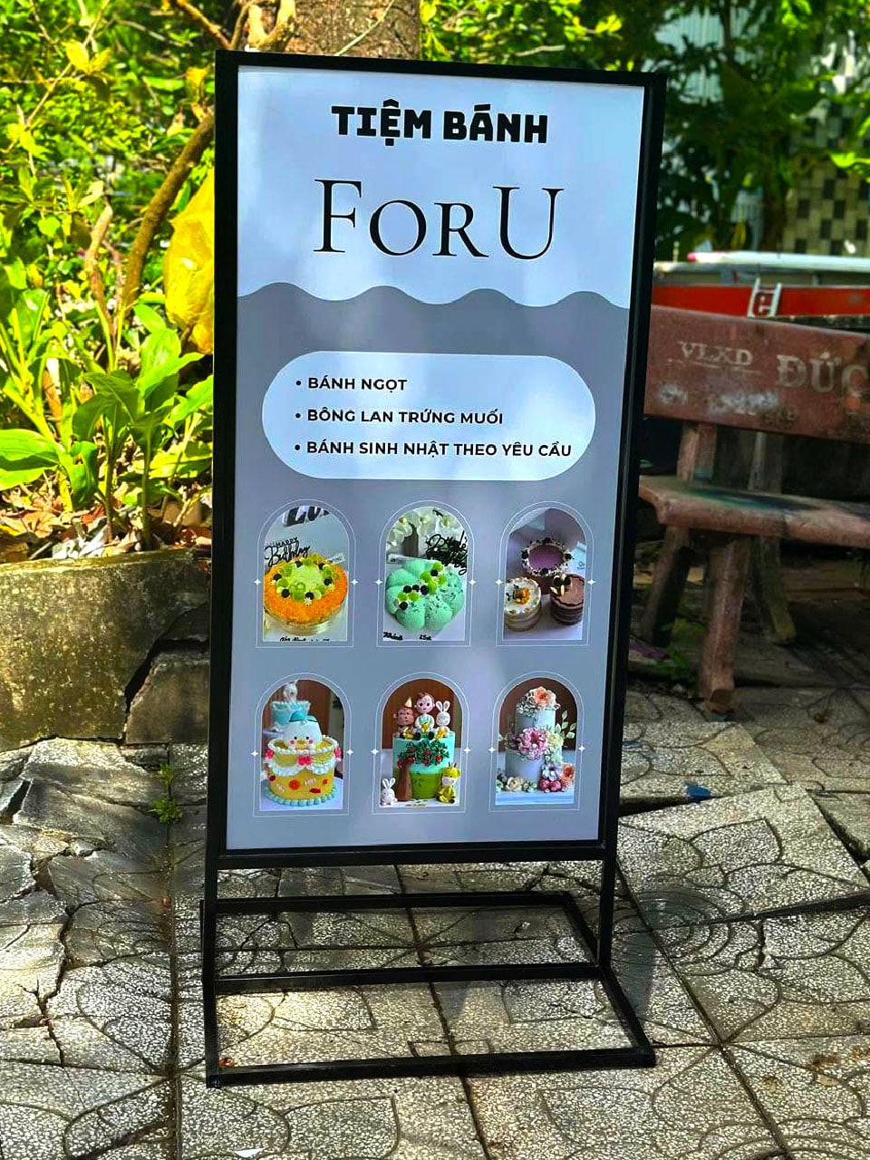 In standee quảng cáo – In đẹp, dựng nhanh Standee Khung Sat Dung 2 Mat Decal Can