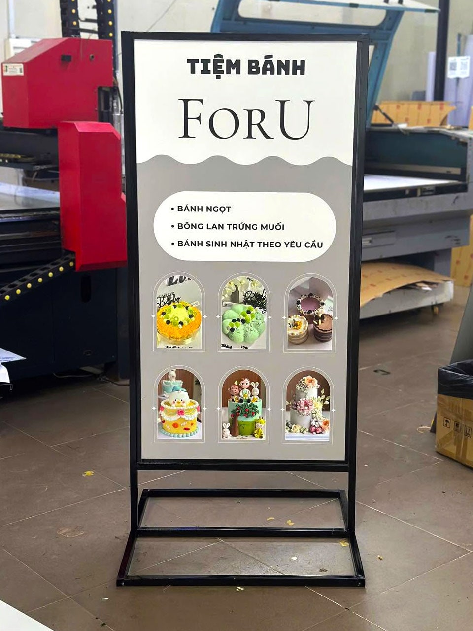 In standee quảng cáo – In đẹp, dựng nhanh Standee Khung Sat Dung 2 Mat Decal Can