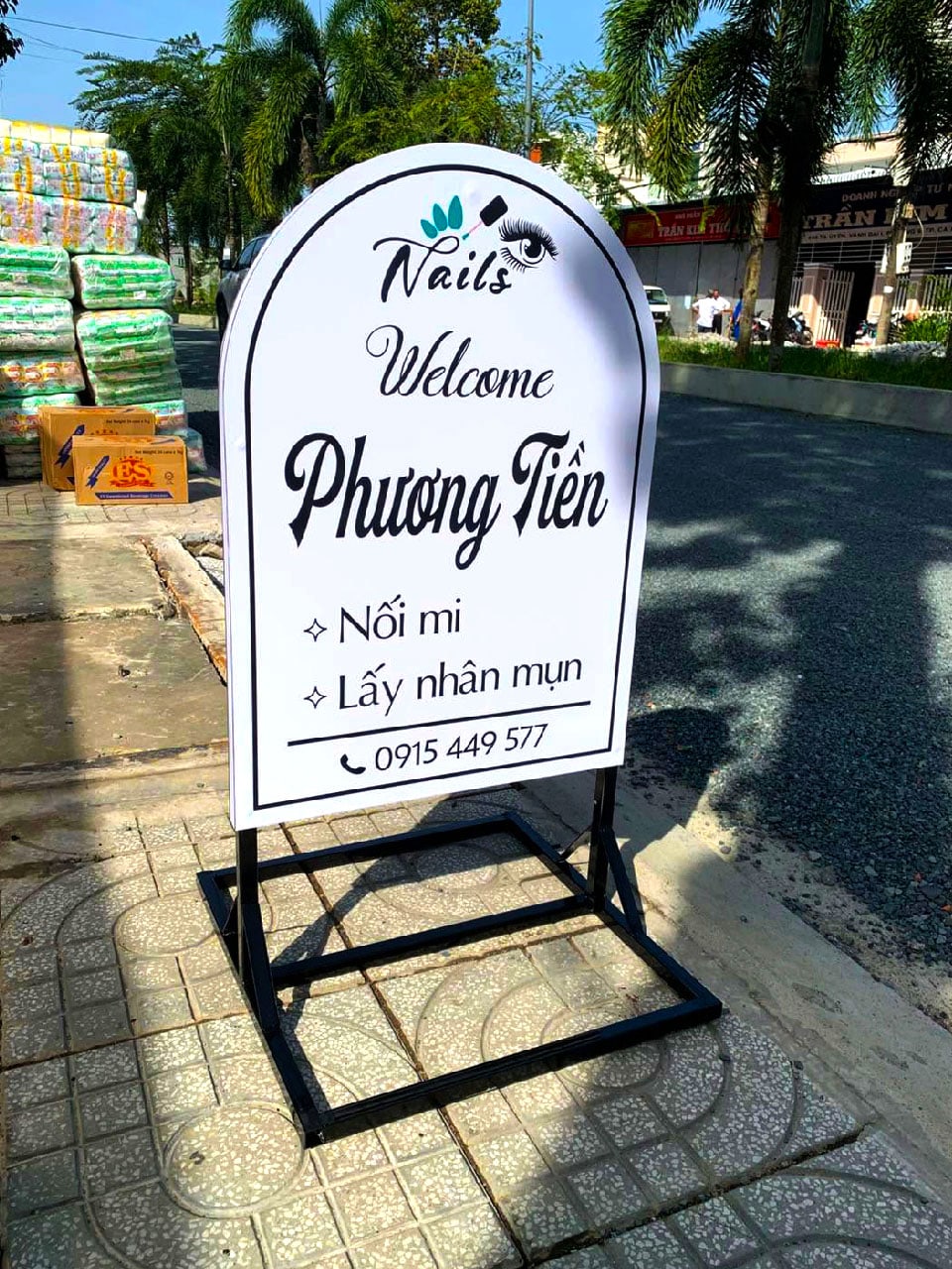 In standee quảng cáo – In đẹp, dựng nhanh Standee Khung Sat Dung 2 Mat Decal Can