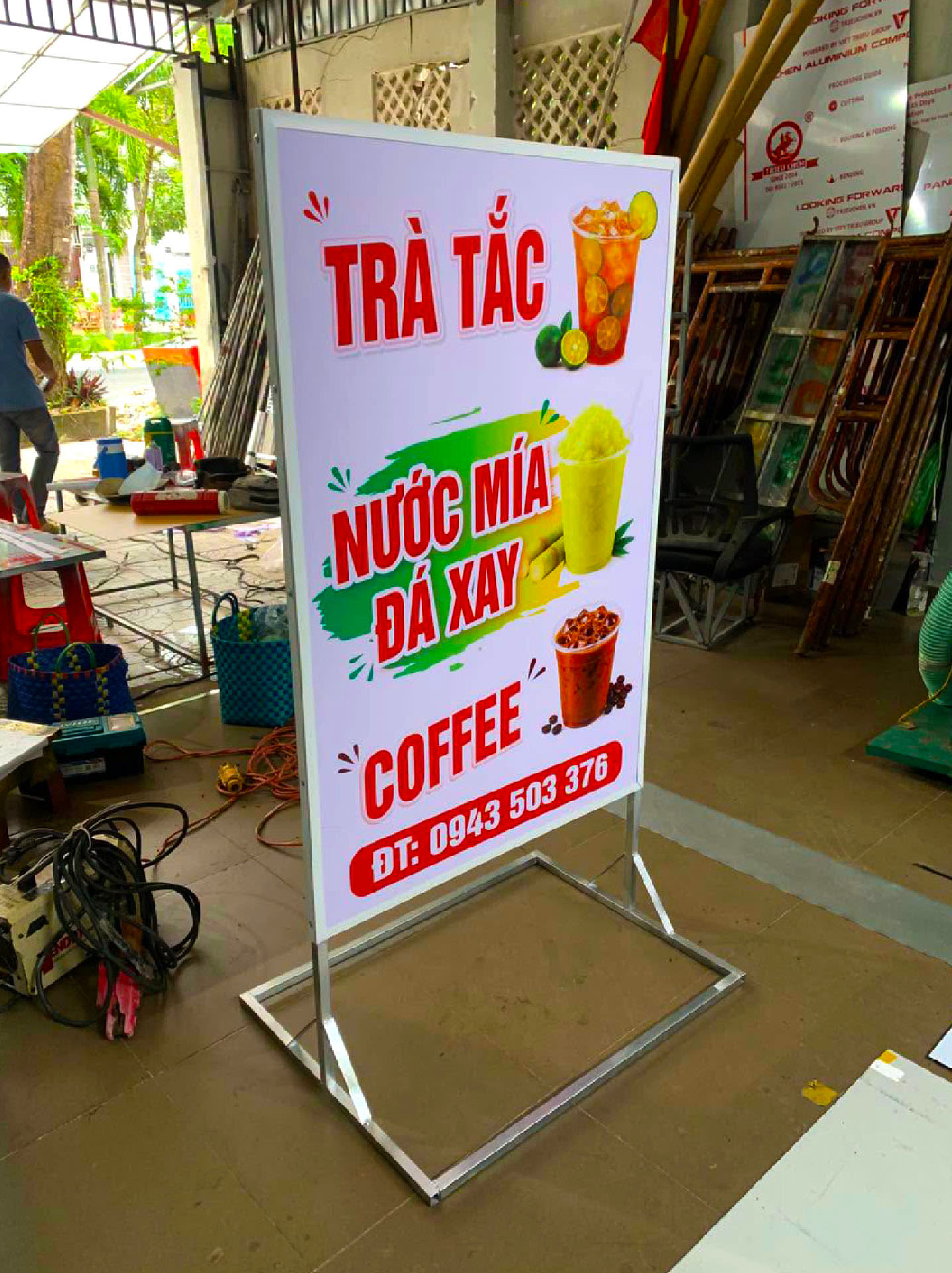 In standee quảng cáo – In đẹp, dựng nhanh Standee Khung Sat Dung 2 Mat Decal Can