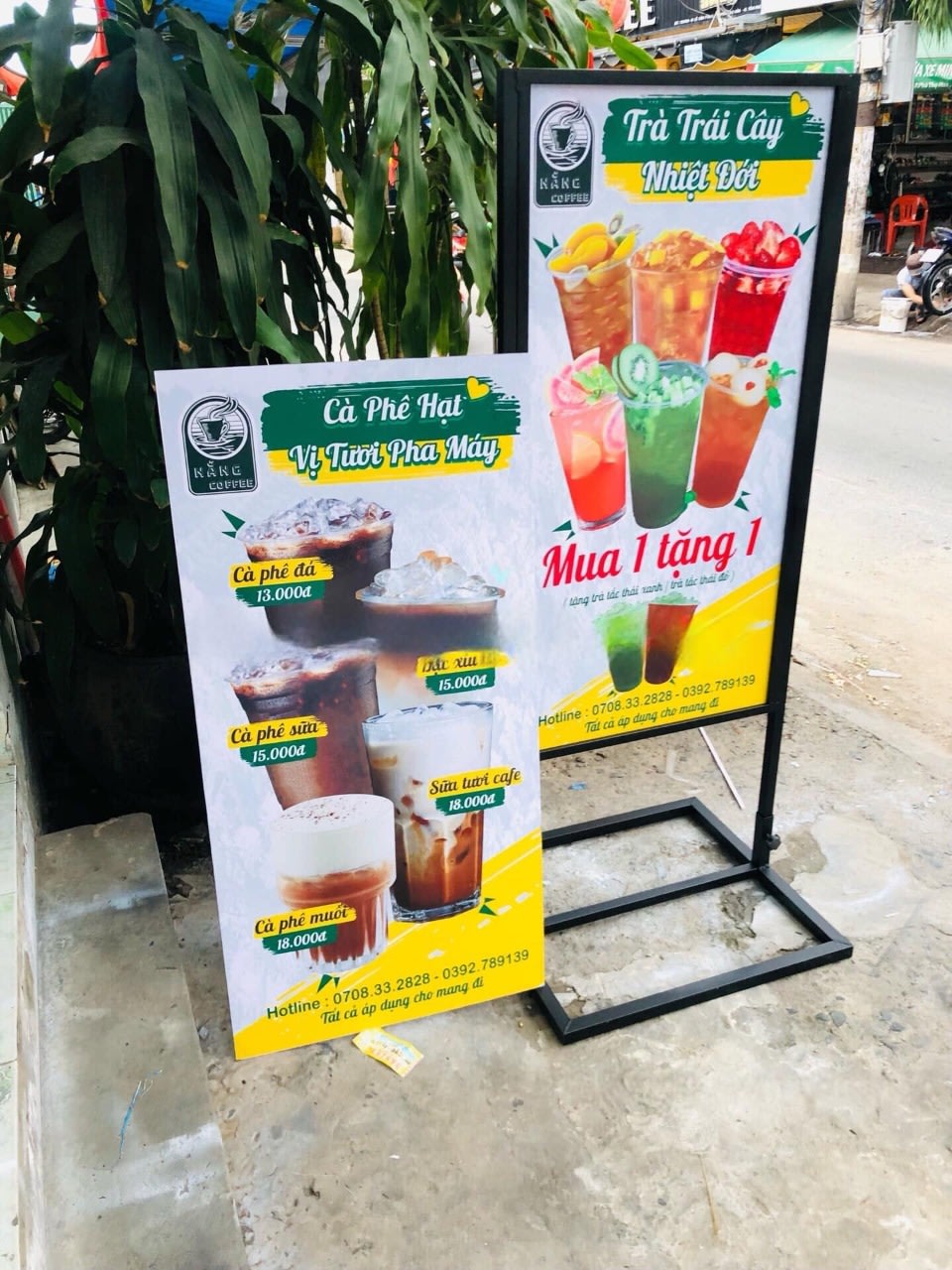 In standee quảng cáo – In đẹp, dựng nhanh Standee Khung Sat Dung 2 Mat Decal Can
