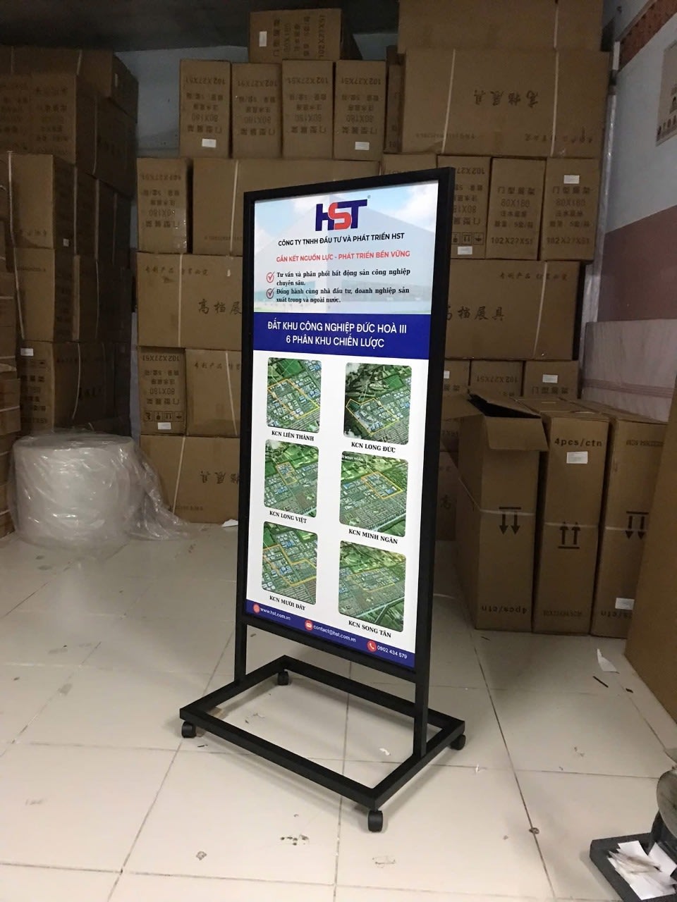 In standee quảng cáo – In đẹp, dựng nhanh Standee Khung Sat Dung 2 Mat Decal Can