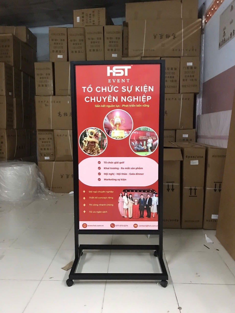In standee quảng cáo – In đẹp, dựng nhanh Standee Khung Sat Dung 2 Mat Decal Can