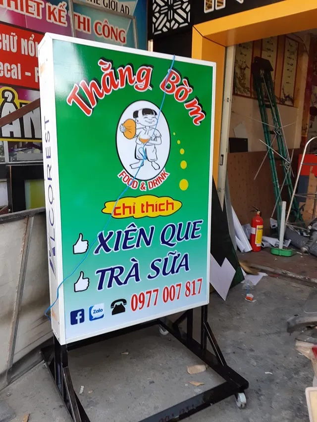 Bảng hiệu hộp đèn Bảng hiệu hộp đèn đứng là lựa chọn tuyệt vời cho những cửa hàng, doanh nghiệp có diện tích mặt tiền hạn chế nhưng vẫn muốn tạo ấn tượng mạnh mẽ với khách hàng