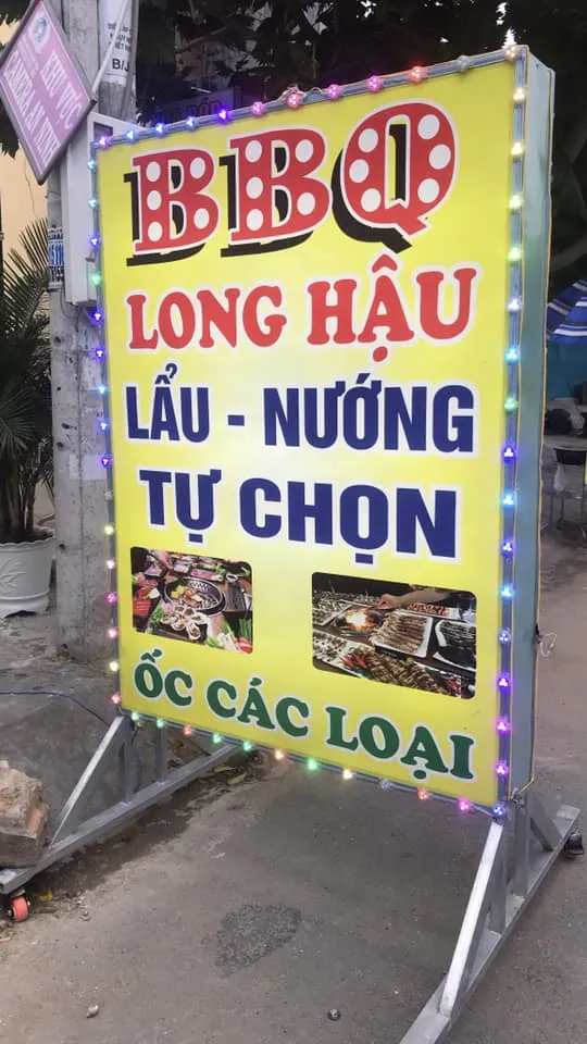 Bảng hiệu hộp đèn Bảng hiệu hộp đèn chữ nổi là sự kết hợp hoàn hảo giữa công nghệ đèn hiện đại và nghệ thuật chữ nổi truyền thống, tạo nên một sản phẩm quảng cáo vừa có chiều sâu vừa nổi bật
