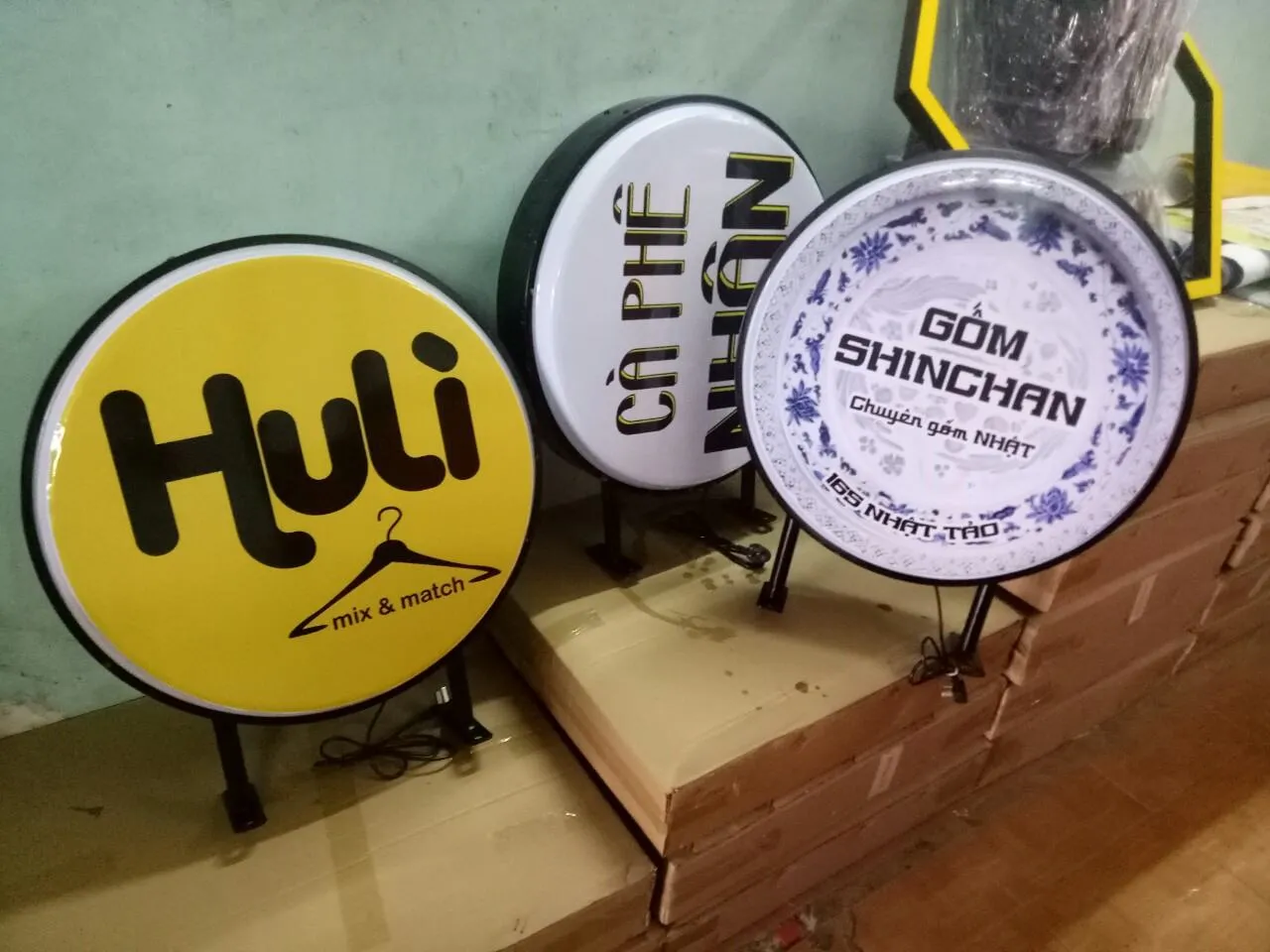 Bảng hiệu hộp đèn Dịch Vụ In Nhanh chuyên thiết kế và thi công bảng hiệu hộp đèn chữ nổi với công nghệ hiện đại, đảm bảo hiệu quả chiếu sáng tối ưu và độ bền cao