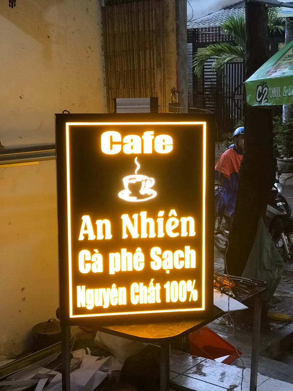 Hộp Đèn Quảng Cáo: Lựa Chọn Hoàn Hảo Cho Quảng Cáo Hiệu Quả Hộp đèn mica hút nổi có thiết kế hiện đại, sang trọng, thường được sử dụng cho các thương hiệu cao cấp