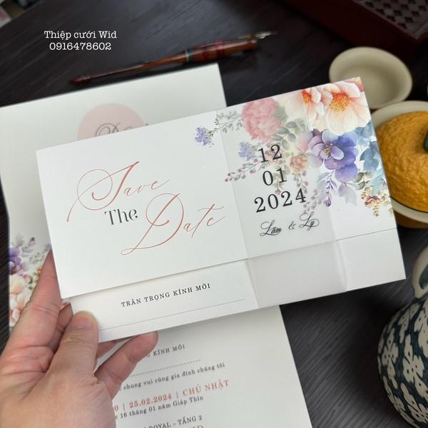 Thiệp cưới mùa đông lãng mạn với họa tiết hoa tuyết và gam màu xanh pastel