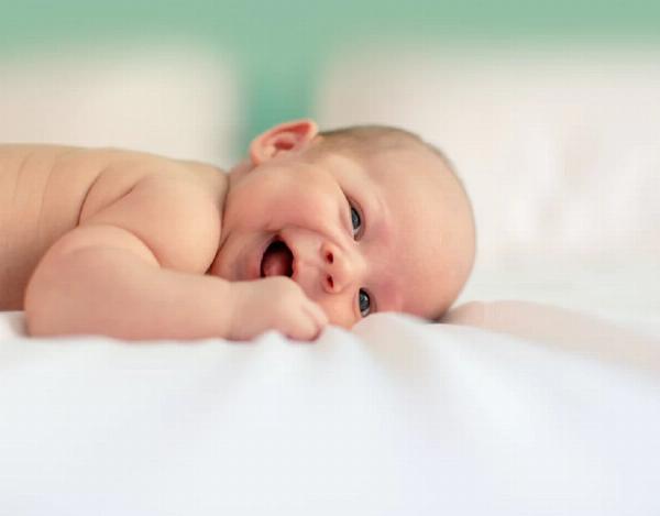 Tranh tô màu phong cảnh cho bé với hình ảnh thiên nhiên sinh động, giúp bé phát triển khả năng quan sát và sáng tạo.