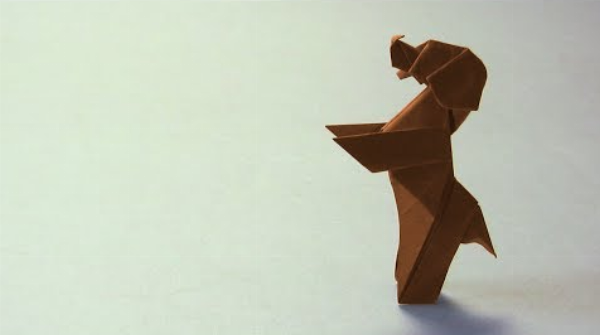 Gấp bẹp phần giấy phía trên để tạo hình chong chóng