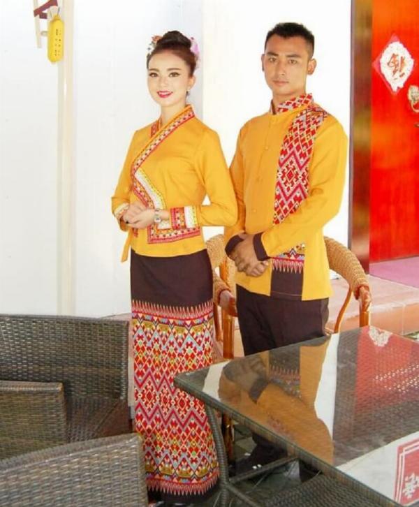 Nhân viên mặc áo đồng phục đang phục vụ khách hàng.