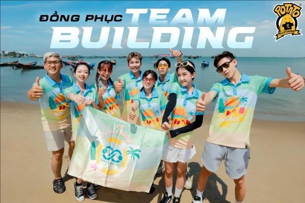 Nhóm đồng nghiệp mặc áo đồng phục team building, thể hiện sự đoàn kết và tinh thần đồng đội.