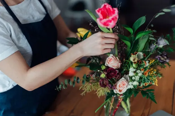 Thiệp cưới dáng vòm cổ điển với họa tiết hoa lá, phông chữ mềm mại, mang đến vẻ đẹp lãng mạn, tinh tế.
