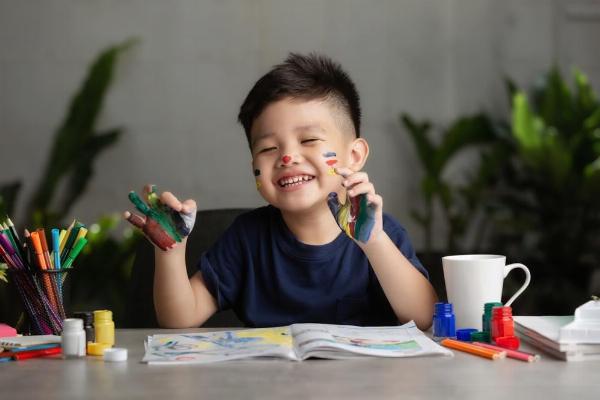 Bé tô màu tranh cô dâu chú rể để phát triển vận động tinh, trí tưởng tượng và sự tập trung