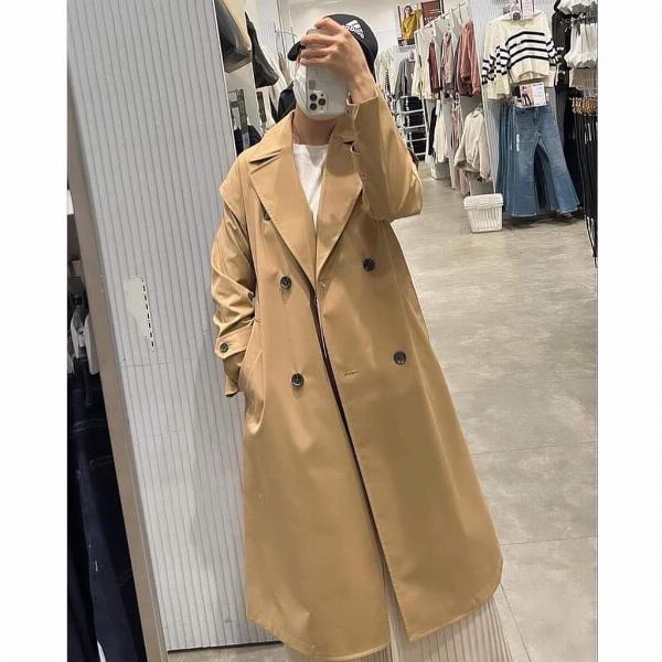 Bé gái đang tô màu váy dạ hội