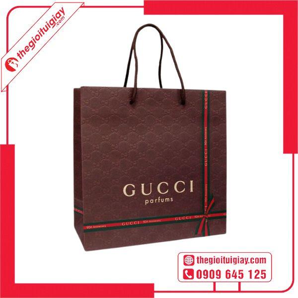 Túi giấy Gucci với màu sắc trang nhã, logo nổi bật và quai túi chắc chắn, sang trọng.