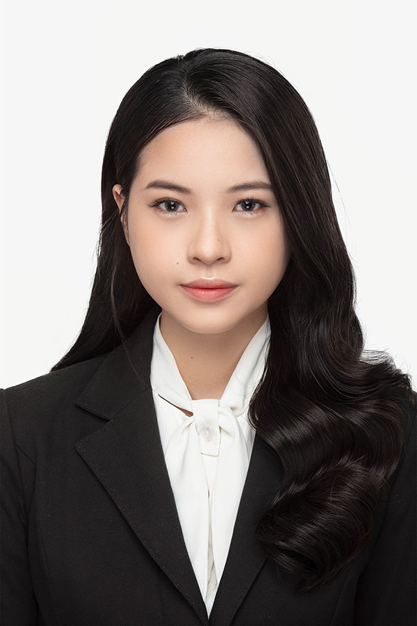 "Bỏ Túi" 45+ Bí Kíp Chụp Ảnh Thẻ Đẹp Cho Mọi Khuôn Mặt - Tự Tin Xinh Đẹp! Khi chụp ảnh thẻ, mái tóc gọn gàng và màu tóc không quá nổi bật