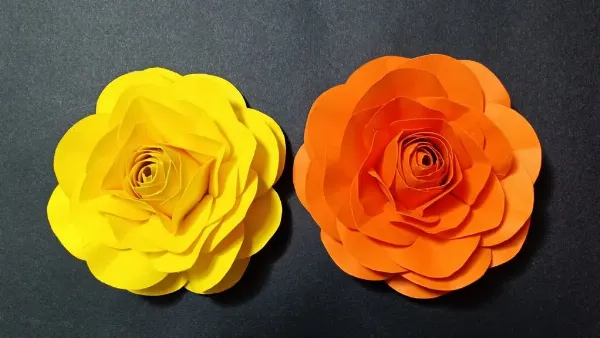 Lật mặt giấy origami khi gấp hoa 8 cánh