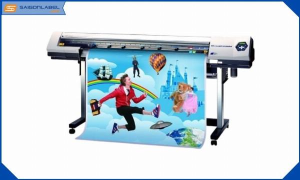 Máy in kỹ thuật số đang in decal