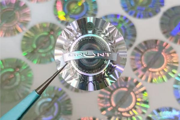 Quá trình tạo hologram bằng tia laser
