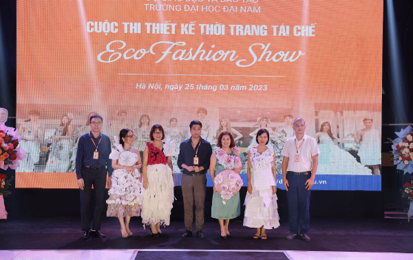Váy xếp nếp từ giấy báo thể hiện sự tinh tế và đẳng cấp