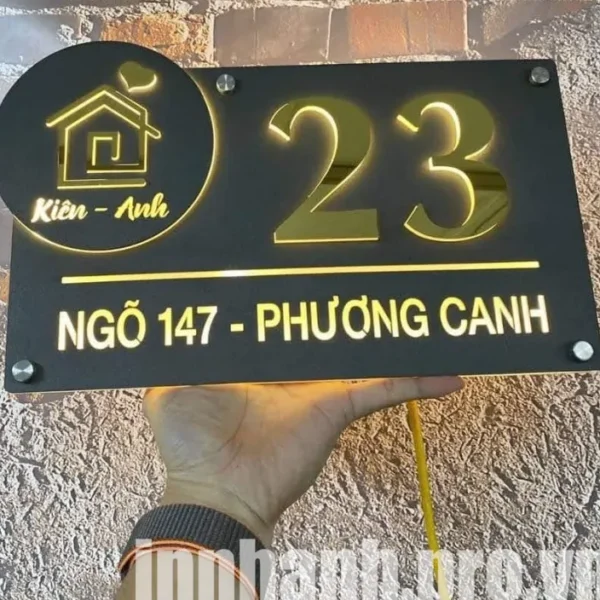 Bảng Số Nhà – Mica/Inox Kích thước bảng số nhà inox thường dao động từ 15x30cm đến 30x60cm tùy theo yêu cầu và không gian lắp đặt.