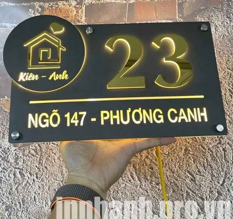 Bảng số nhà Kích thước bảng số nhà inox thường dao động từ 15x30cm đến 30x60cm tùy theo yêu cầu và không gian lắp đặt.
