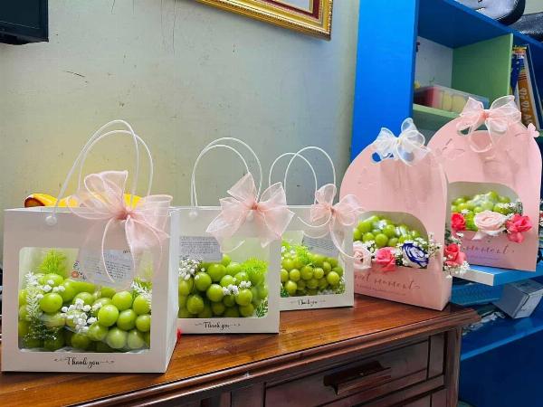 Hộp quà và thiệp mừng ngày 8/3