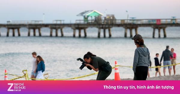 Bé gái chơi cát trên bãi biển