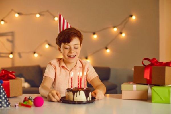 Bé tô màu tranh dụng cụ thể thao khơi dậy niềm đam mê thể thao