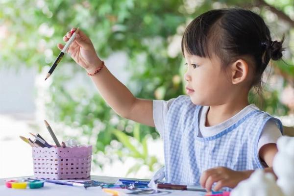 Bé tô màu ô tô thể hiện sự sáng tạo