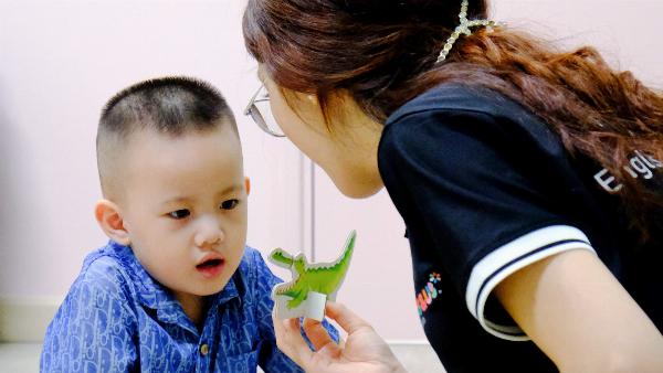 Tranh tô màu trái tim cho bé với nhiều hình dạng và màu sắc khác nhau giúp bé phát triển tư duy sáng tạo và rèn luyện sự khéo léo.