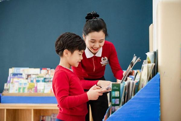 Tranh tô màu xe buýt giúp trẻ phát triển kỹ năng vận động tinh, phối hợp tay mắt và rèn luyện tính kiên nhẫn, tập trung.