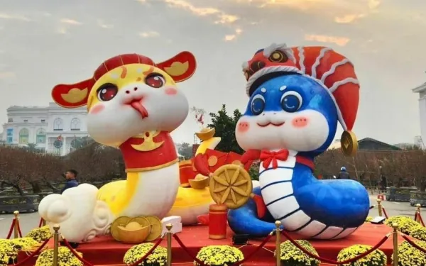 Cặp linh vật rắn 2025 màu sắc rực rỡ tại quảng trường Hùng Vương, Phú Thọ