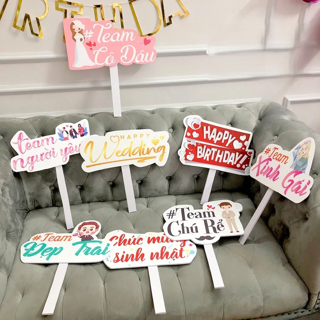 Tuyển Tập 40+ Mẫu Hashtag Cầm Tay Đẹp Mê Ly Cho Sự Kiện, Dịp Lễ Các mẫu hashtag cầm tay không chỉ là phụ kiện trang trí mà còn là cách tuyệt vời để tạo điểm nhấn, thu hút sự chú ý trên mạng xã hội