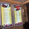 Hộp Đèn Menu Hộp đèn menu là một loại bảng hiệu quảng cáo được thiết kế dạng hộp, sử dụng hệ thống đèn LED hoặc đèn huỳnh quang bên trong để chiếu sáng