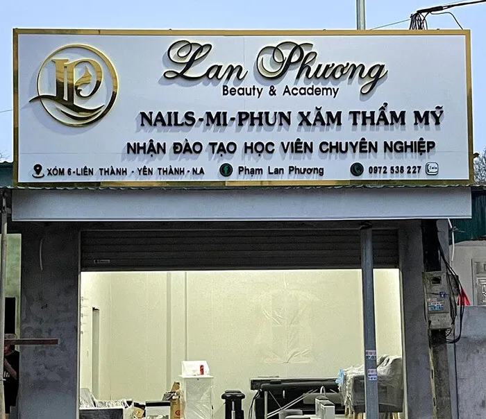 45+ Ý Tưởng Bảng Hiệu Tiệm Nail Đẹp "Chất Lừ" Cho Shop Thêm Độc Đáo Một chiếc bảng hiệu tiệm nail đẹp, độc đáo không chỉ thu hút ánh nhìn mà còn thể hiện rõ phong cách, đẳng cấp và dịch vụ của tiệm bạn