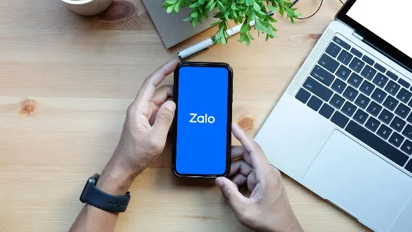 Các ứng dụng tin nhắn phổ biến như Zalo, Messenger, Gmail có thể dùng để gửi và nhận ảnh giữa điện thoại và laptop.