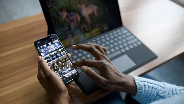 Cáp USB và AirDrop là hai phương pháp giúp chuyển ảnh từ điện thoại sang laptop giữ nguyên chất lượng gốc.