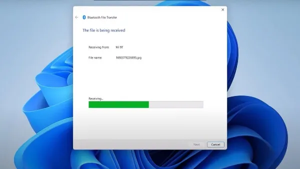 Chọn chia sẻ ảnh qua Bluetooth trên điện thoại và tìm tên laptop trong danh sách thiết bị khả dụng.