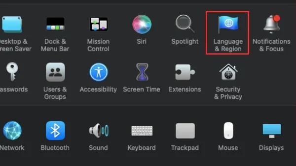 Cách chuyển vùng trên laptop Win 10, 11, 7 và macOS chi tiết Chọn mục Ngôn ngữ & Khu vực (Language & Region) trong Tùy chọn Hệ thống macOS.