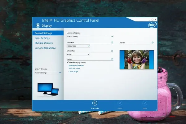 Chọn Scale Full Screen trong cài đặt Intel Graphics Settings
